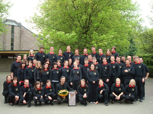 Gruppenphoto der Jugendkapelle Hartberg mit Wettbewerbsurkunde in Belgien.JPG